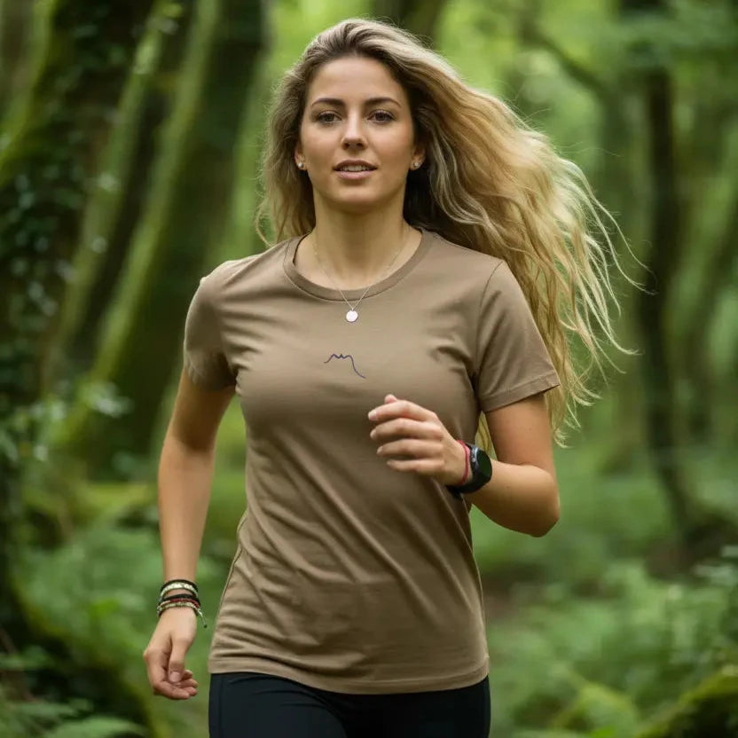femme portant le t-shirt coton femme homme l'ermite coloris brun dans une forêt