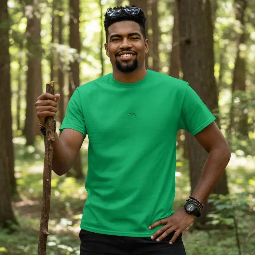 homme portant le t-shirt coton femme homme l'ermite coloris vert dans les bois