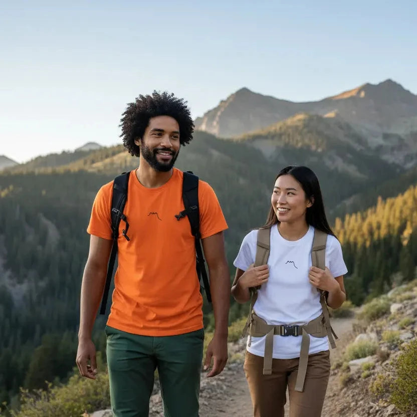 homme portant le t-shirt coton femme homme l'ermite coloris orange en randonnée à la montagne
