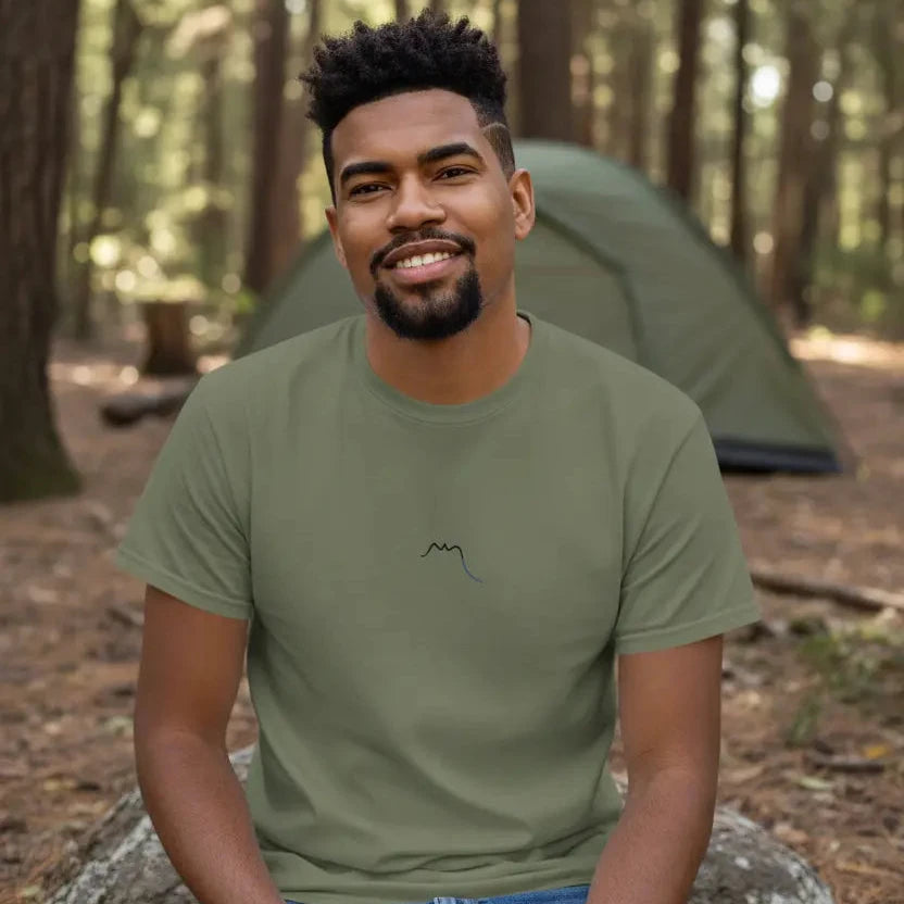 homme portant le t-shirt coton femme homme l'ermite coloris vert kaki en camping en forêt