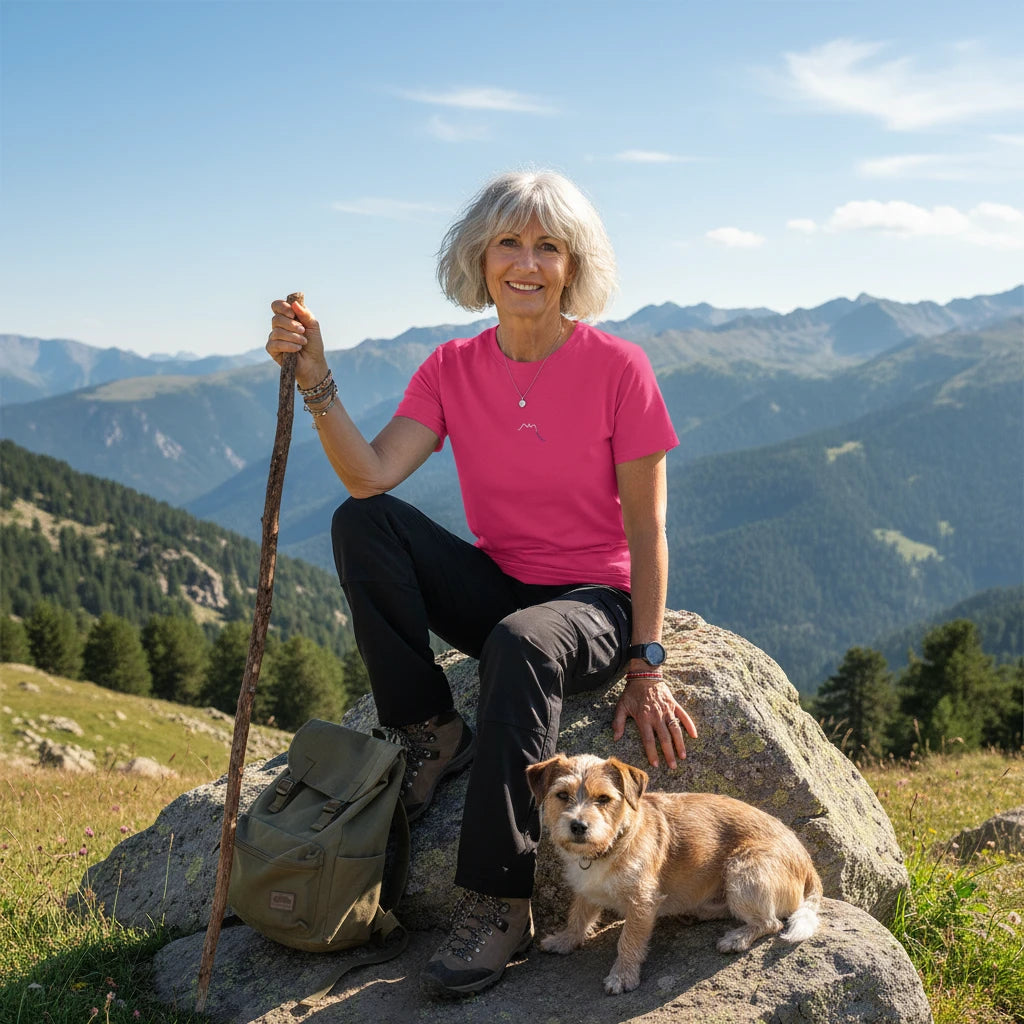 femme portant le t-shirt coton femme homme l'ermite coloris rose fuchsia à la montagne