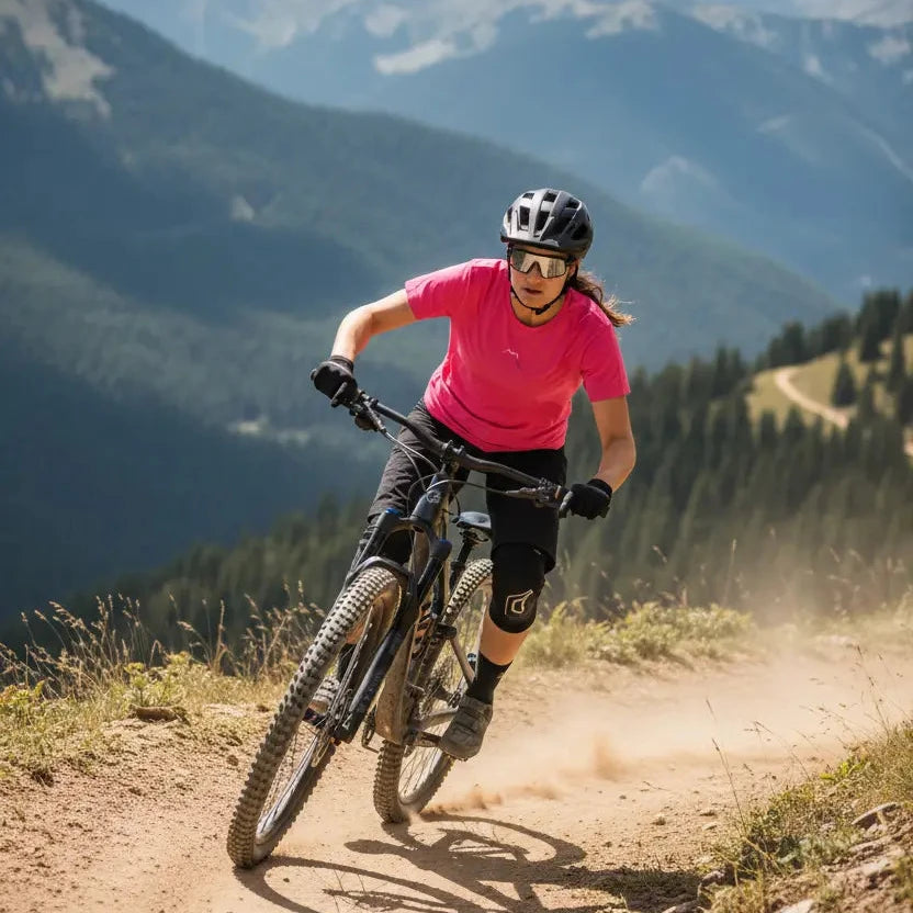 femme portant le t-shirt coton femme homme l'ermite coloris rose fuchsia en vtt à la montagne