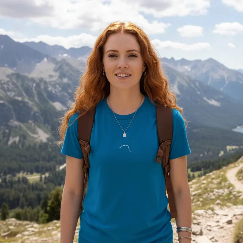 femme portant le t-shirt coton femme homme l'ermite coloris bleu pétrole en randonnée à la montagne