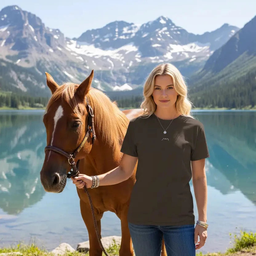 femme portant le t-shirt coton femme homme l'ermite coloris marron chocolat avec un cheval au bord d'un lac