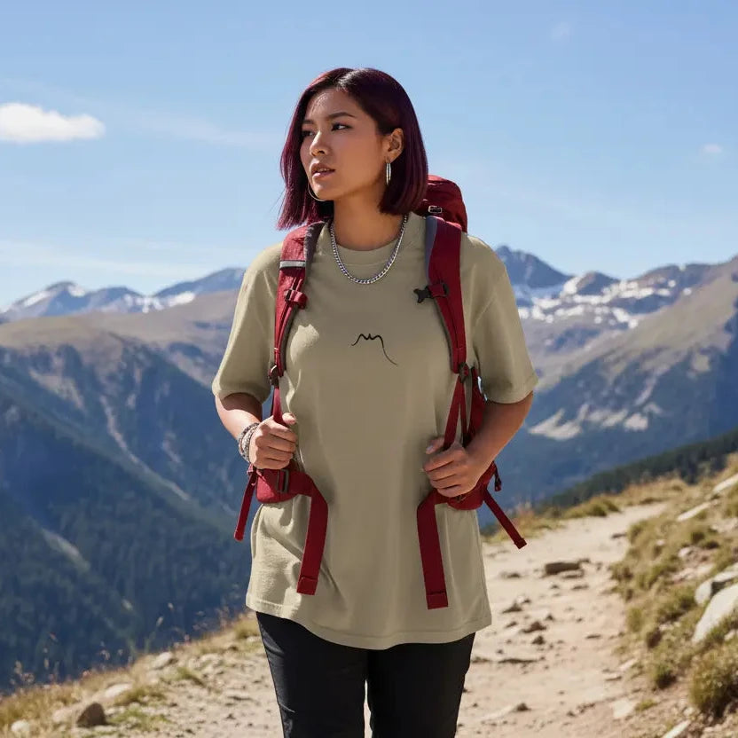 femme portant le t-shirt coton femme homme oversize grande taille le cool coloris brun clair en randonnée à la montagne
