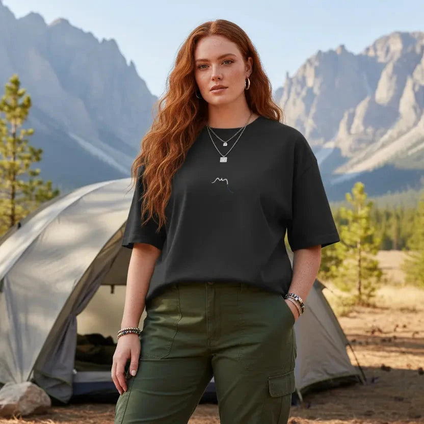 femme portant le t-shirt coton femme homme oversize grande taille le cool coloris gris anthracite à la montagne