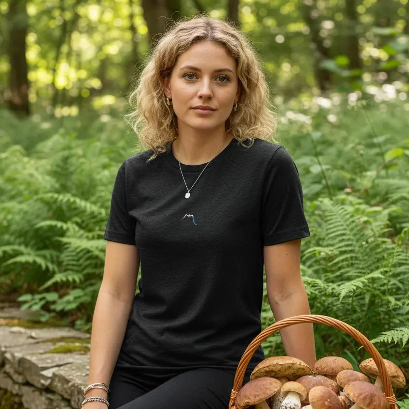 femme portant le t-shirt le fin coloris noir chiné en pleine nature