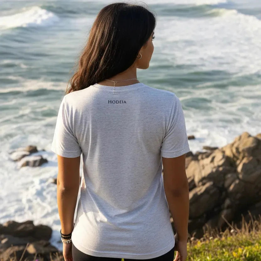 femme portant le t-shirt le fin coloris gris chiné devant l'océan