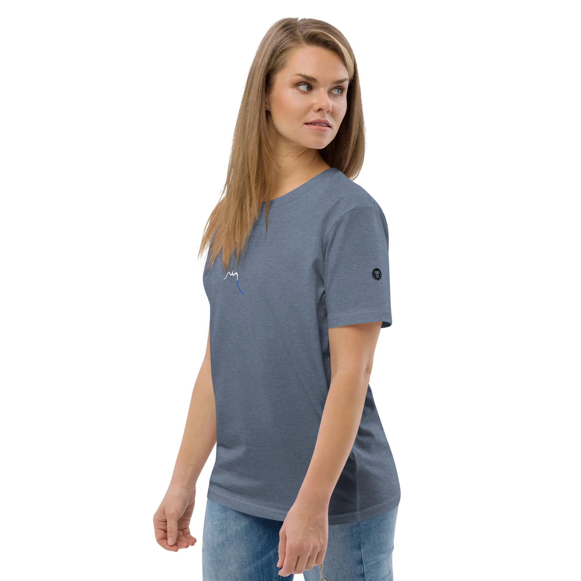 femme portant le t-shirt premium coton bio zk coloris gris bleu brouillarta