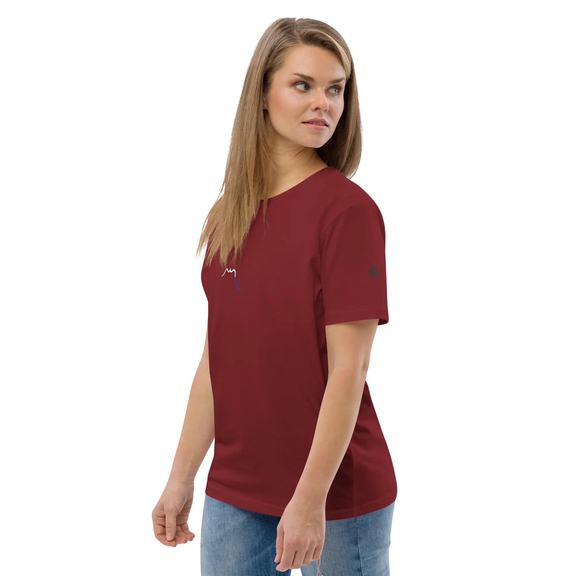 femme portant le t-shirt premium coton bio zk coloris rouge bordeaux 