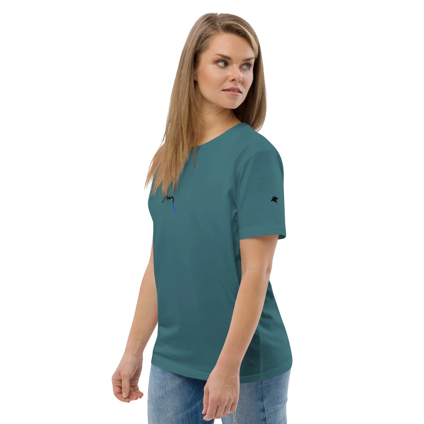femme portant le t-shirt premium en coton bio manta de trois quart avec vue sur les motifs coloris bleu vert