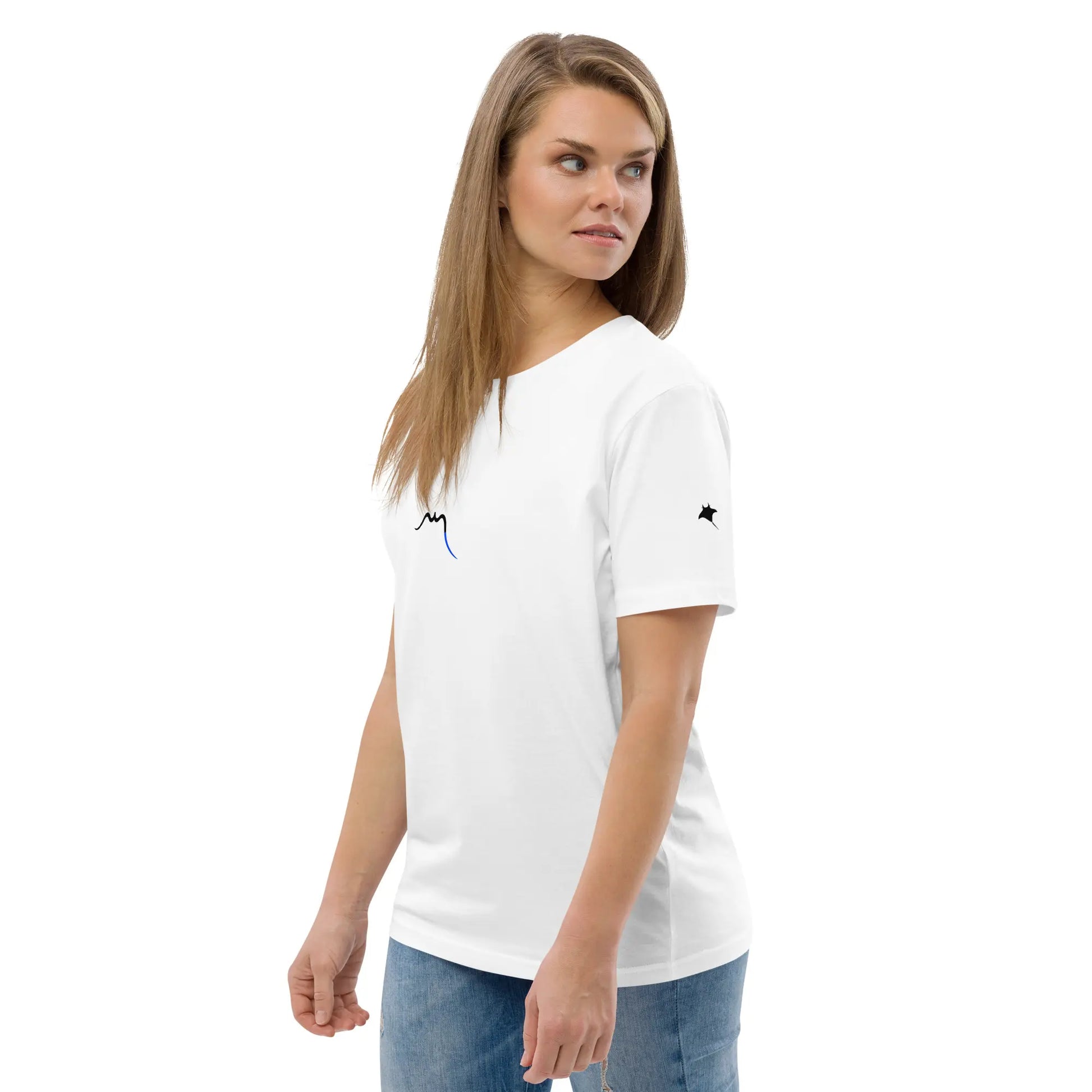 femme portant le t-shirt premium en coton bio manta de trois quart avec vue sur les motifs coloris blanc