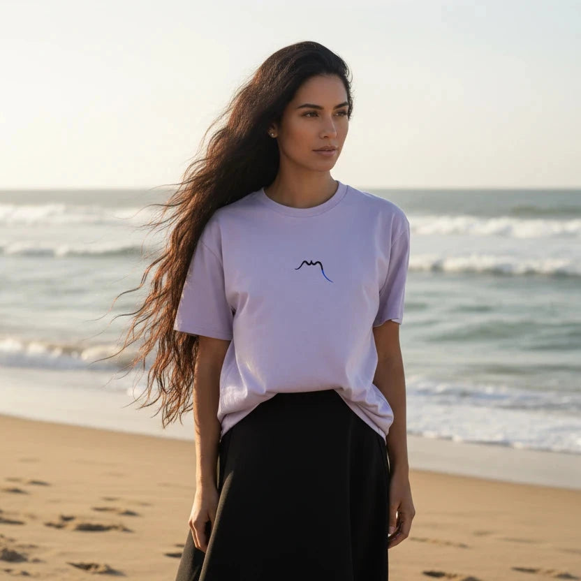 femme portant le t-shirt premium en coton bio zéro coloris mauve clair à la plage
