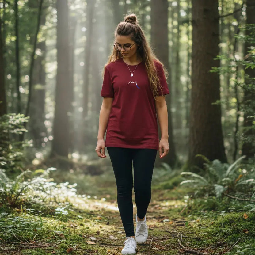 femme portant le t-shirt premium en coton bio zéro coloris rouge bordeaux dans une forêt