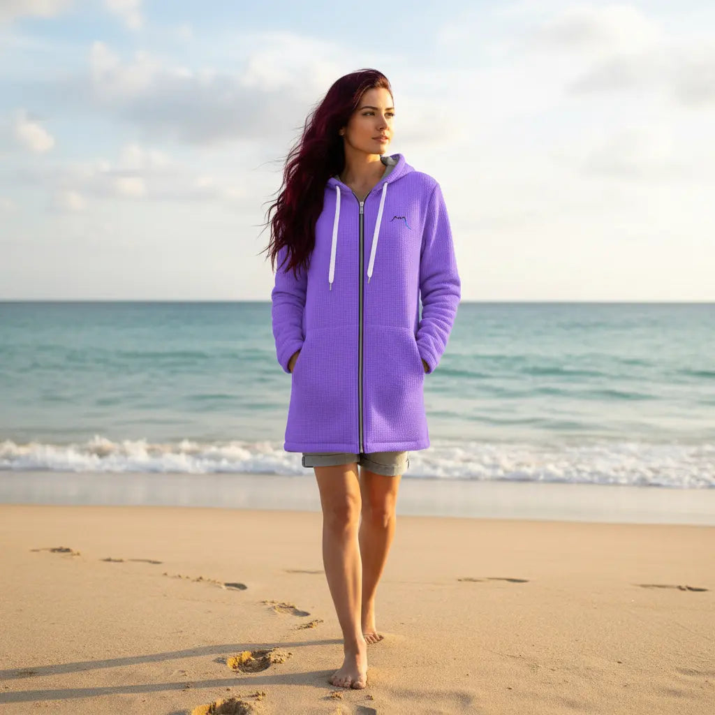femme portant la veste polaire longue bolivia de face coloris mauve à la plage