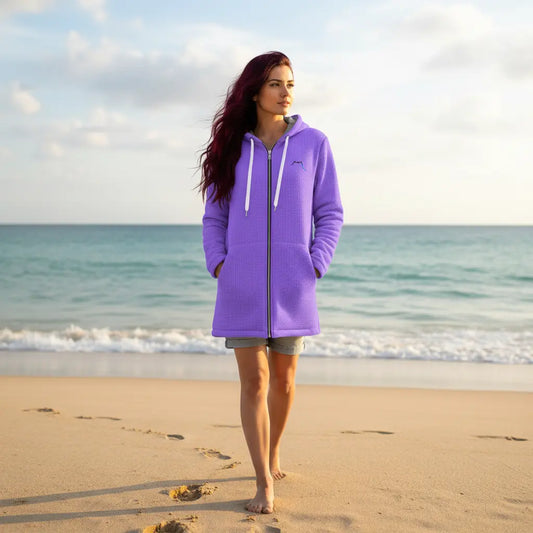 femme portant la veste polaire longue bolivia de face coloris mauve à la plage